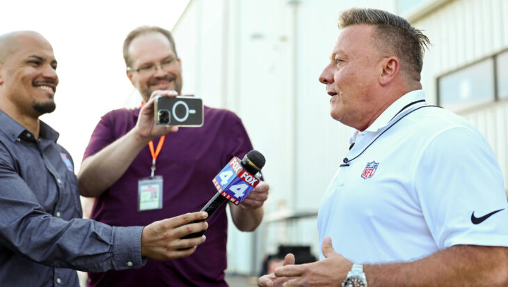 He holds this building together': After 35 years with Chiefs, Allen Wright  has special relationship with players - The Athletic