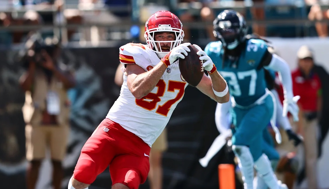 Travis Kelce hyperextends knee two days before Chiefs' season