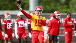 Patrick Mahomes on Course for Three-Month Rehab from Turf Toe Surgery