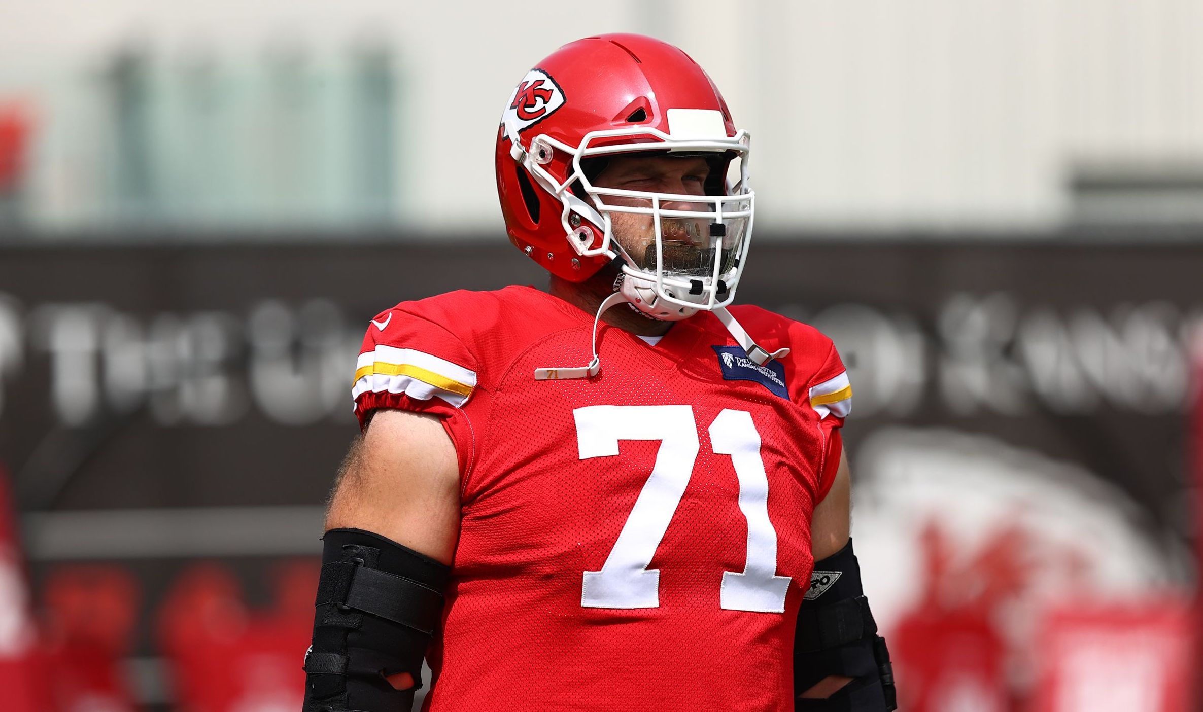 Chiefs Place RT Mitchell Schwartz on Injured Reserve in Flurry of Roster Moves