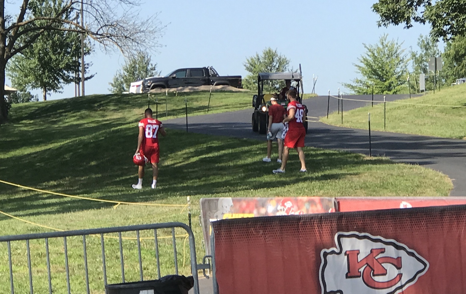 Chiefs TE Travis Kelce Exits Practice with Tightness in Back, Hips