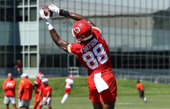 Chiefs TE Jody Fortson Undergoes Surgery for Dislocated Shoulder