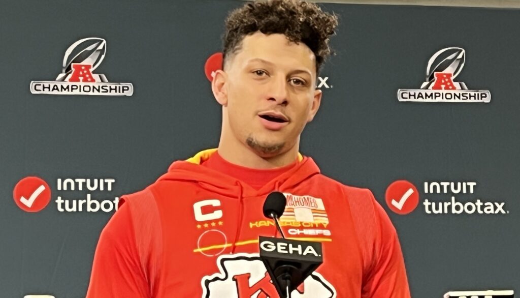 Patrick Mahomes Hits Practice Field With Sprained Ankle “Doing Good ...