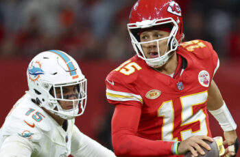 Chiefs, Dolphins Matchup Saturday Night in AFC Wild Card Weekend