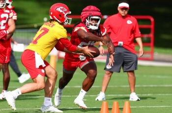 Camp Notebook Day 3: Full Offseason Has Kareem Hunt Ready to Attack 2025 Campaign